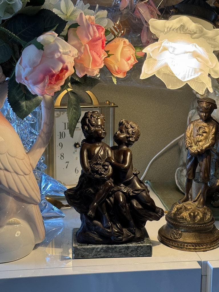 フランスアールヌーヴォー刻入オーギュスト・モロー「椅子に座る子供