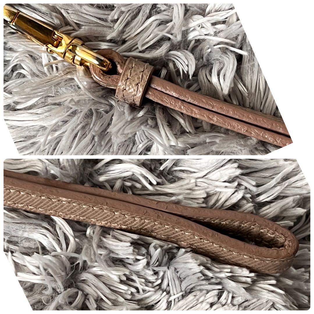 良品✨PRADA ラウンドケース　サフィアーノ　ストラップ付き　メタルロゴ