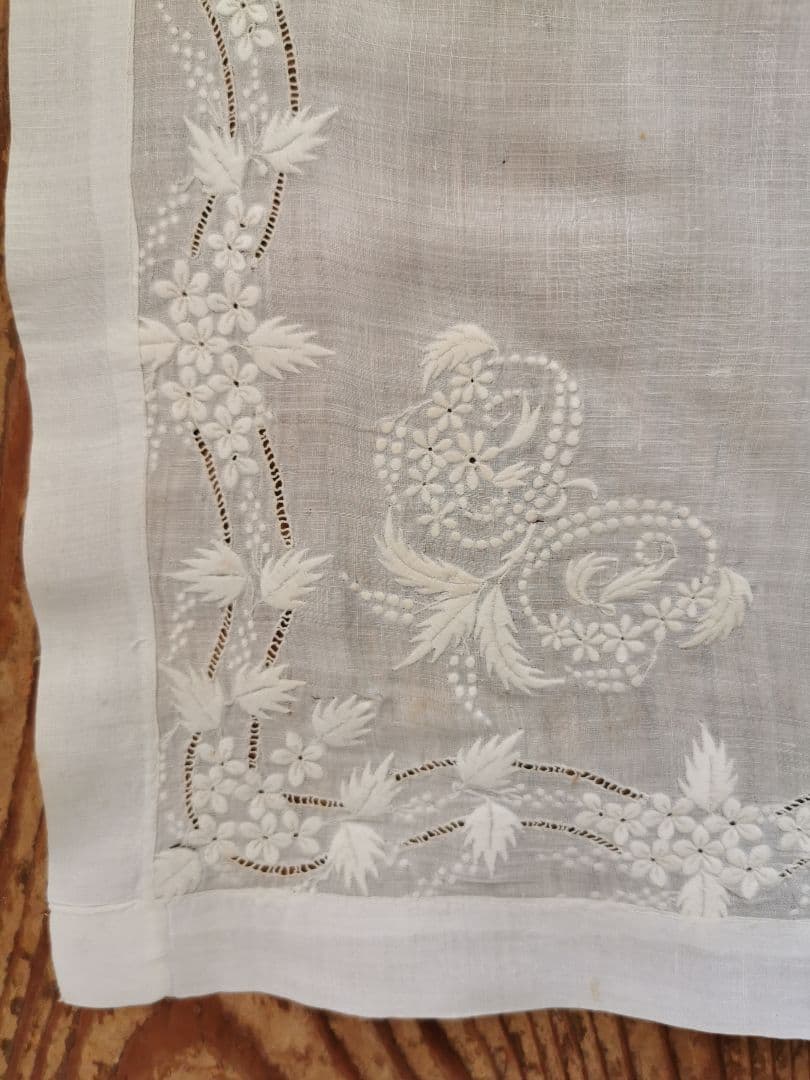 アンティーク 小花と実と葉の精緻なエンブロイダリー マリアージュ