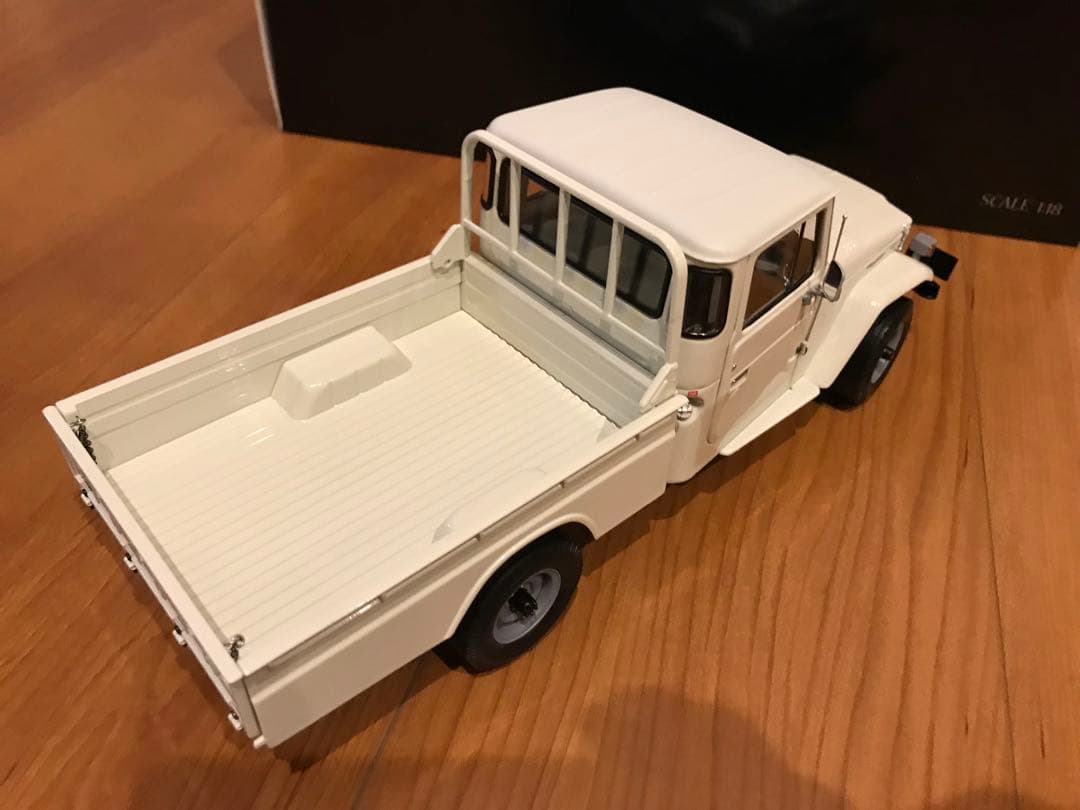 京商　KYOSHO トヨタランドクルッサ 40 1/18