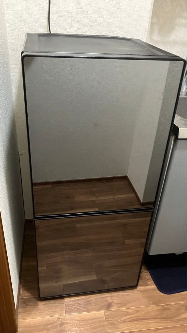 黒い上下二段式冷蔵庫