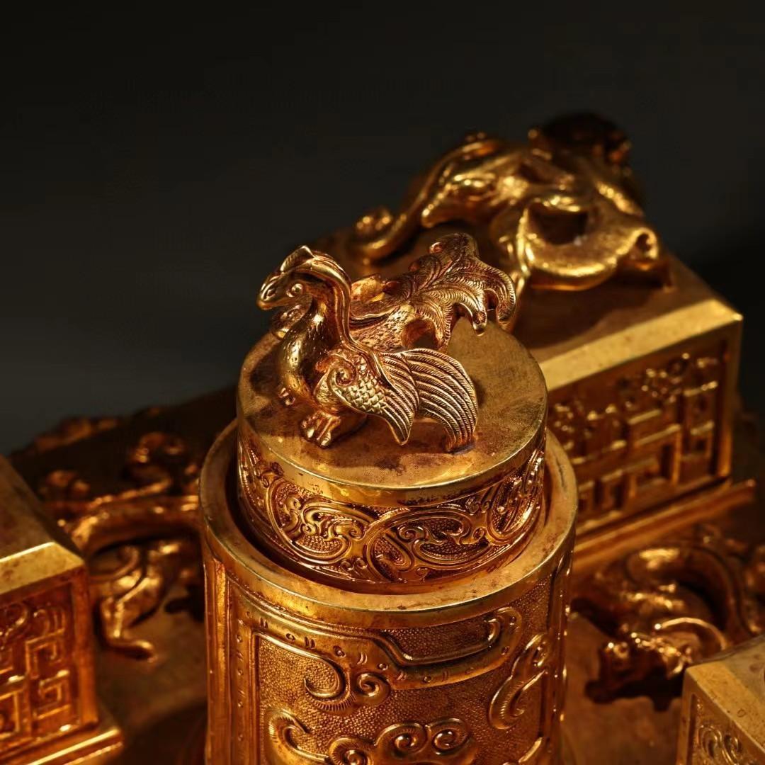 中国古美術・旧蔵鏨刻鎏金の宝石を嵌め花瓶・純銅・箱付き・高浮彫り