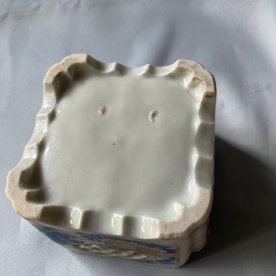 京の骨董品です！少し大きめ 四角の盃台 金彩 染付 長寿盃