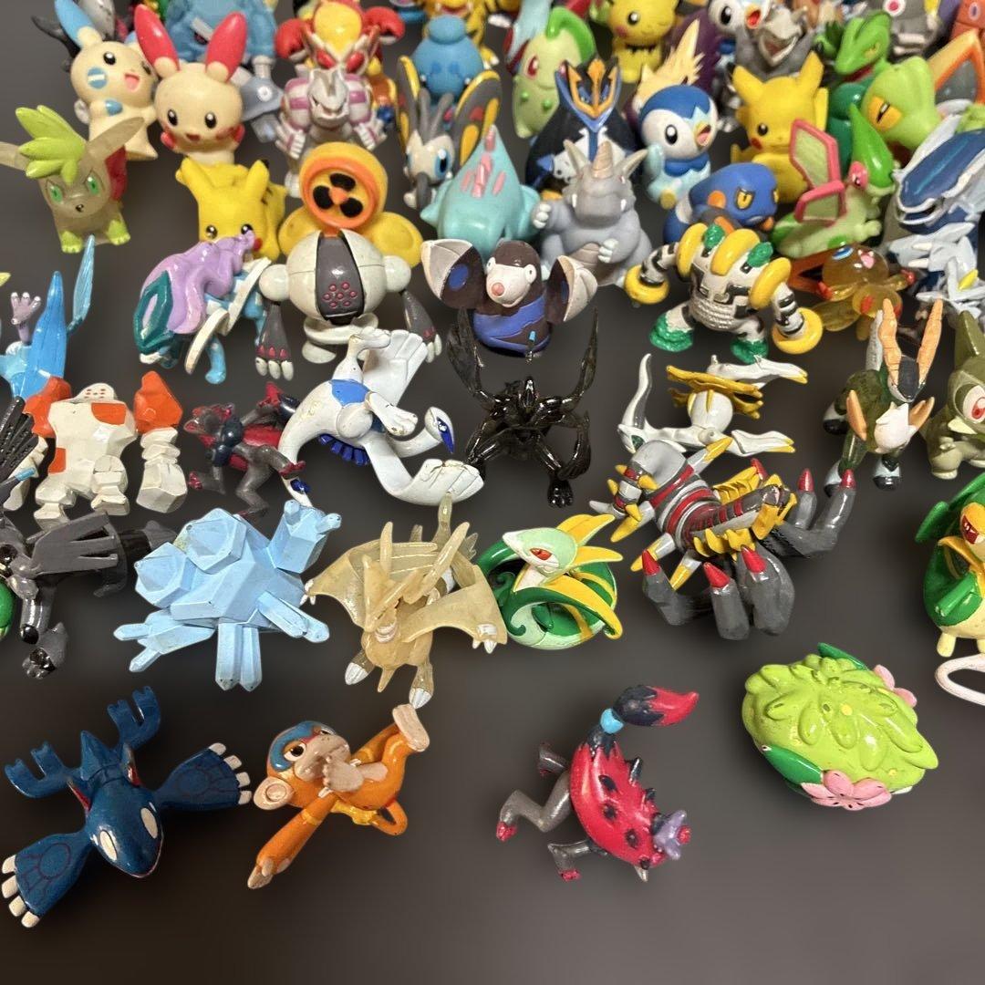 ポケモン フィギュア 約100体と、古いポケモンカード