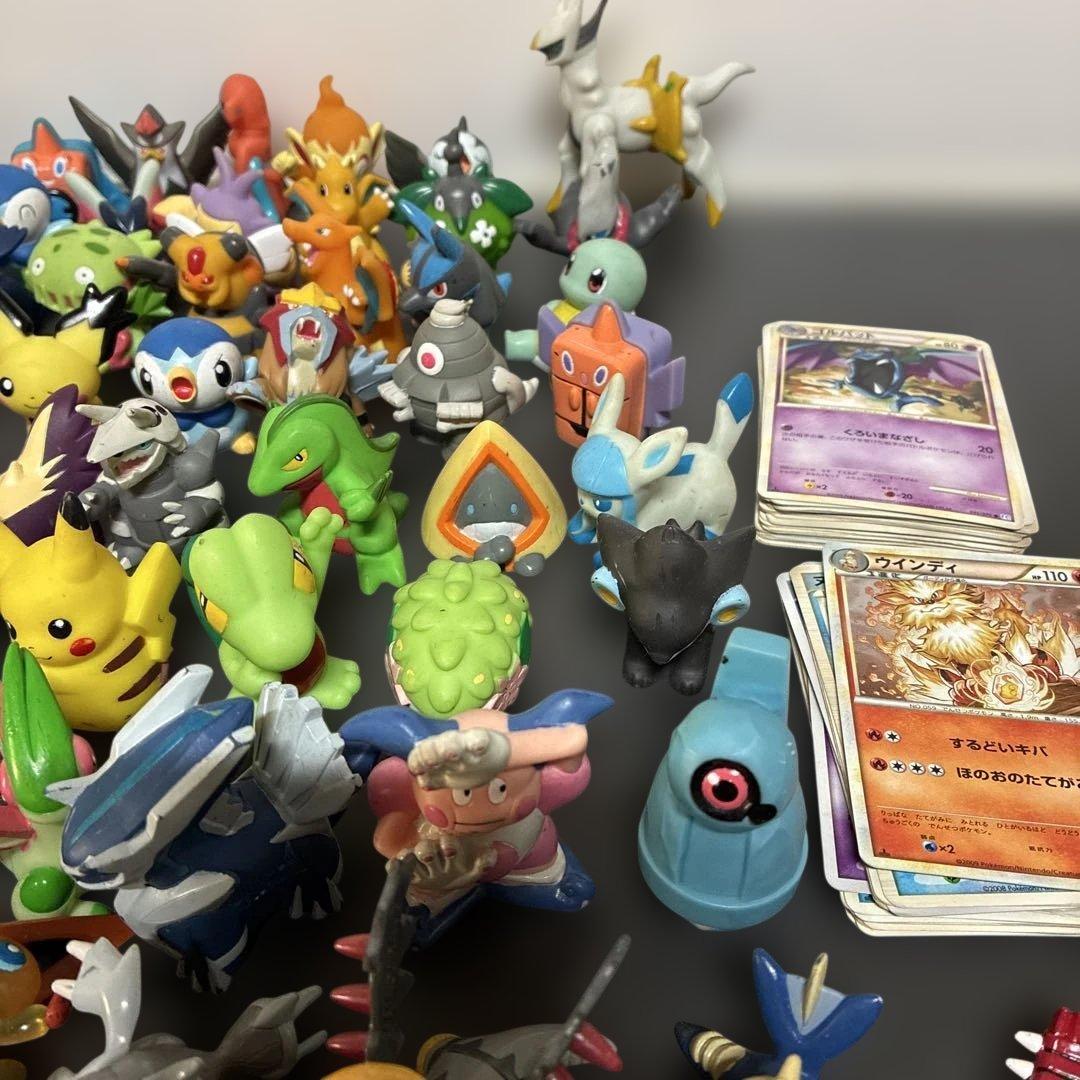 ポケモン フィギュア 約100体と、古いポケモンカード