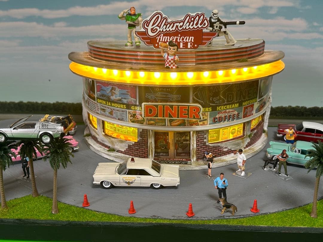 ハンドメイドジオラマ　 アメリカンダイナー 1/６４ミニカー7台＆フィギュア付き