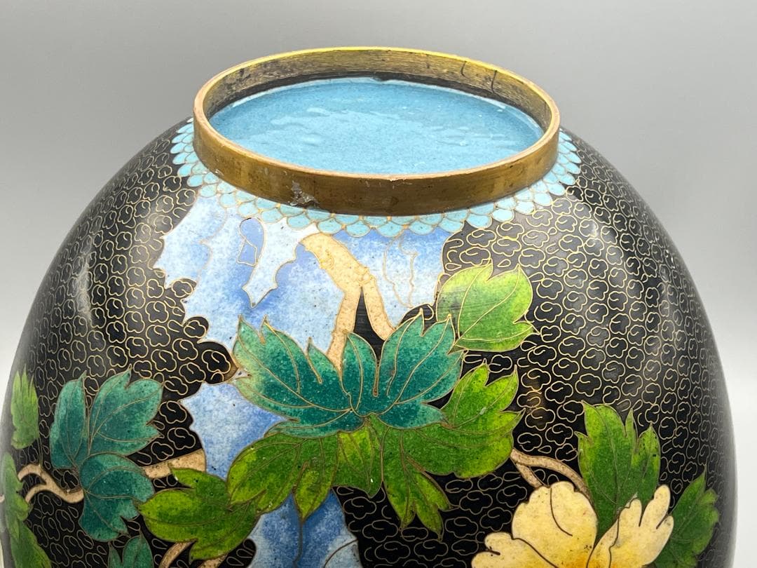 黒エナメル七宝焼き　真鍮製　大花瓶　花蝶図　重量約1996g　中国美術品