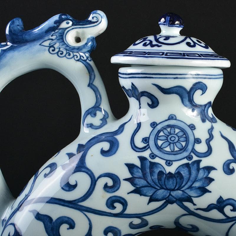 中国 大明成化年製 故宮博物院模造 青花 唐草文 龍持ち手 水
