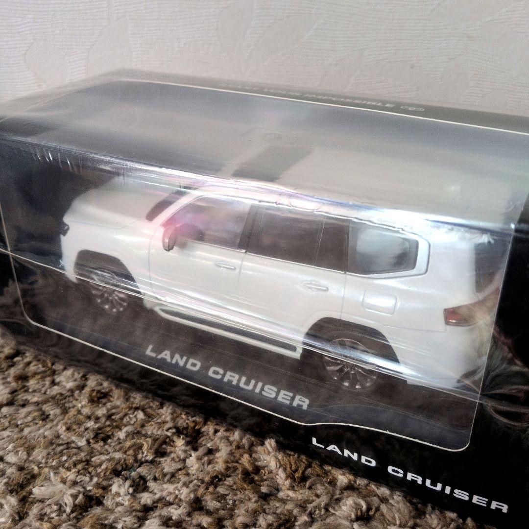 ランドクルーザー300 ミニカー1/30 外装フィルム付き完全未開封