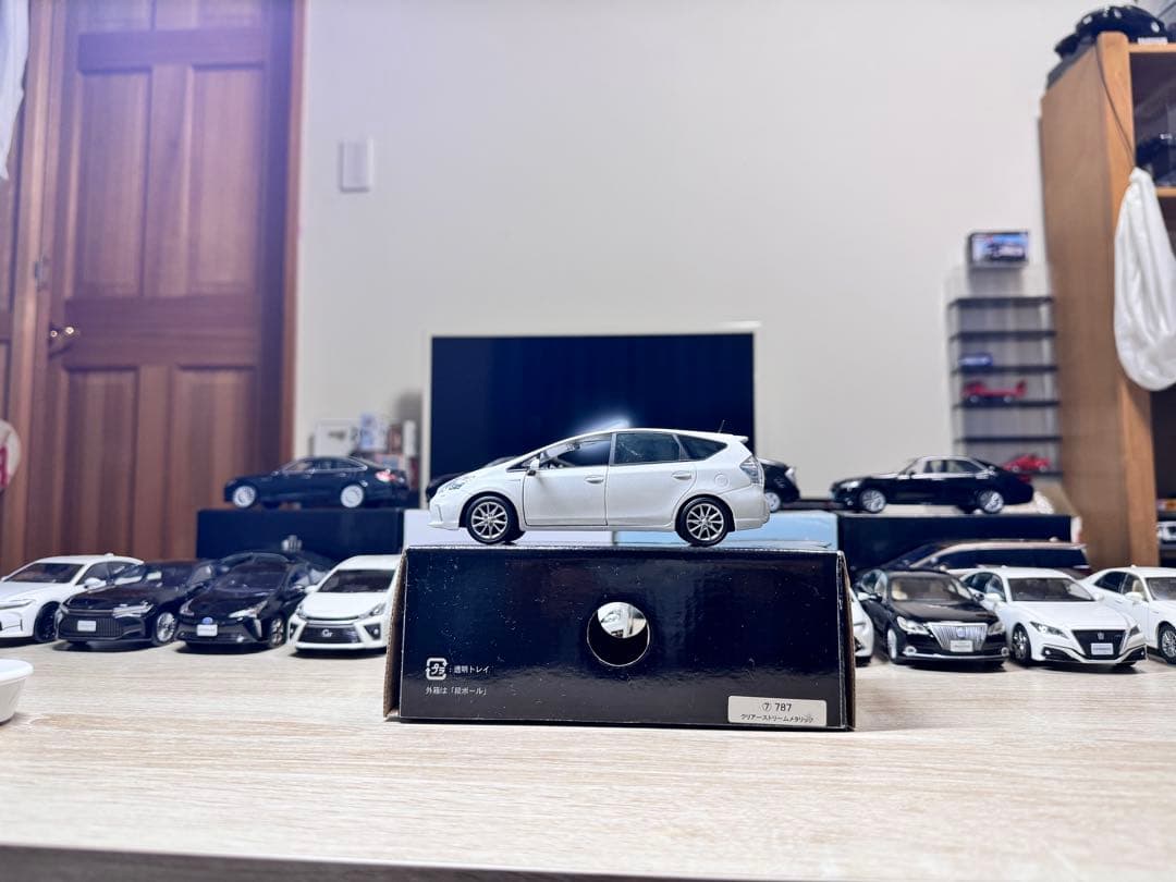 トヨタ カラーサンプル ミニカー 1/30 プリウスα ホワイトパール