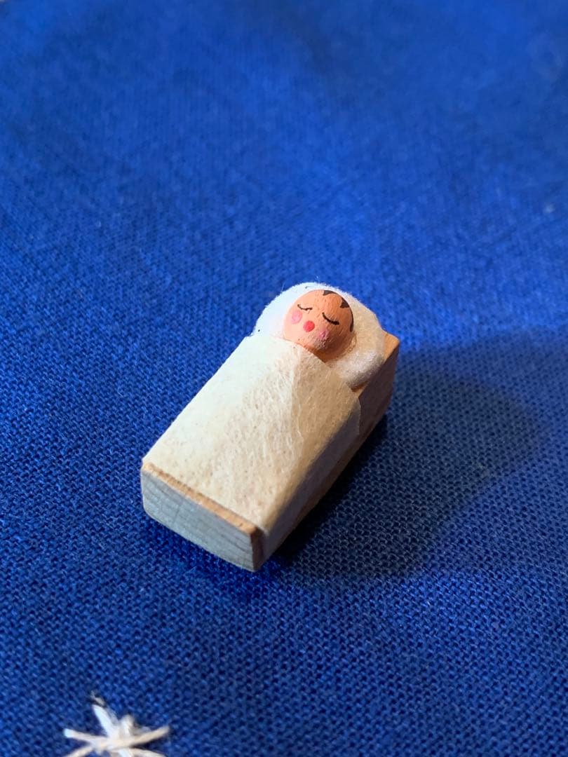 ドイツ製 木製人形 エルツ ヘニッシユ工房の聖家族と羊飼い牛さんの可愛い