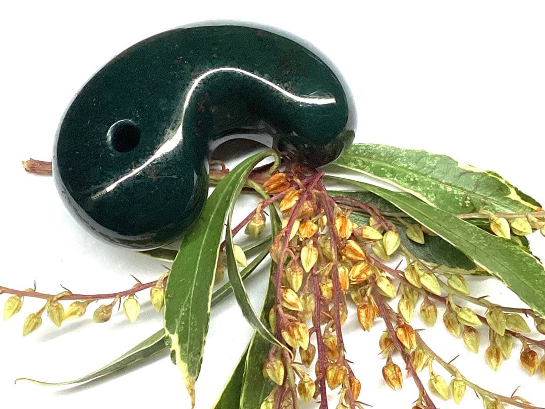 ✳摩訶不思議な力 特大出雲石勾玉【碧玉】赤い鉄分浮かぶ濃厚な結晶