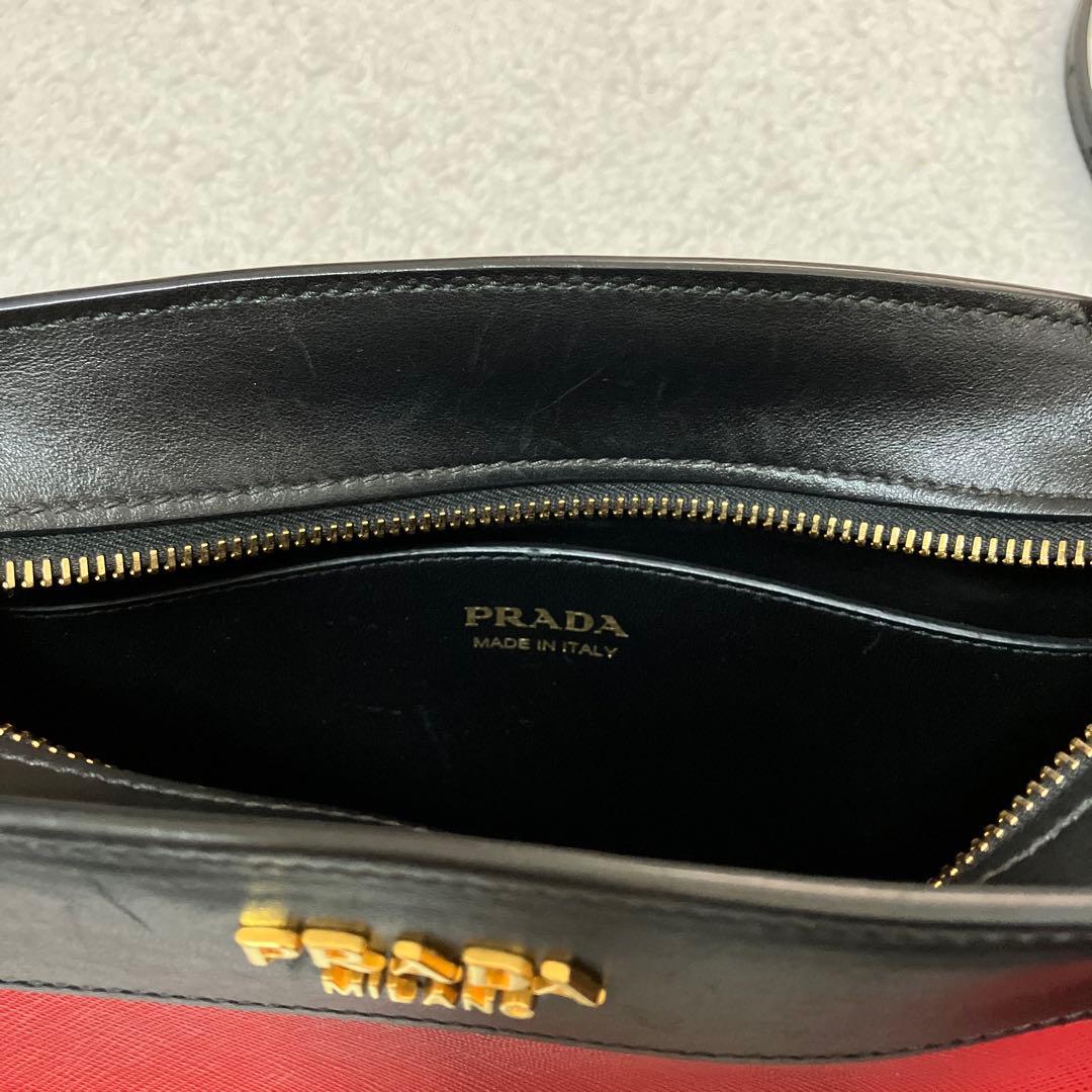 ショルダーバッグ 1BH043 レッド ブラック サフィアーノレザー PRADA