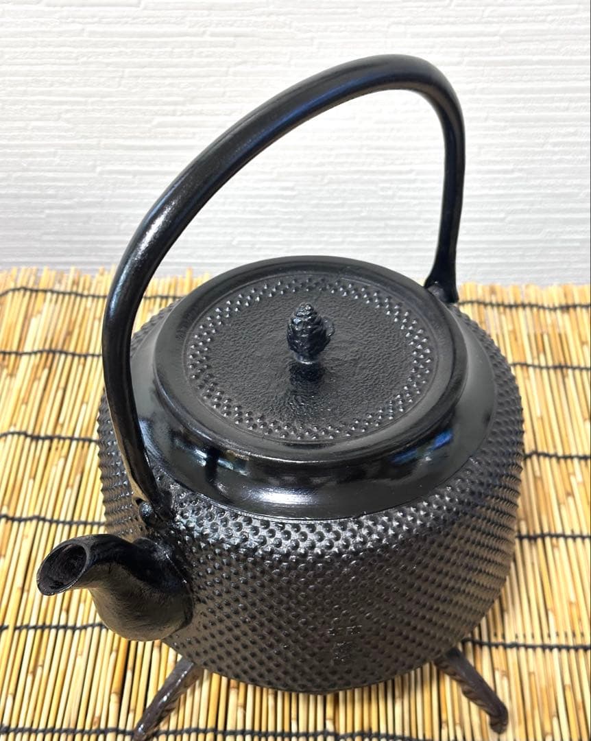 未使用品　成龍堂鋳造所 伝統工芸士 及川　齋（齋峰)造　１８型アラレ　南部鉄瓶