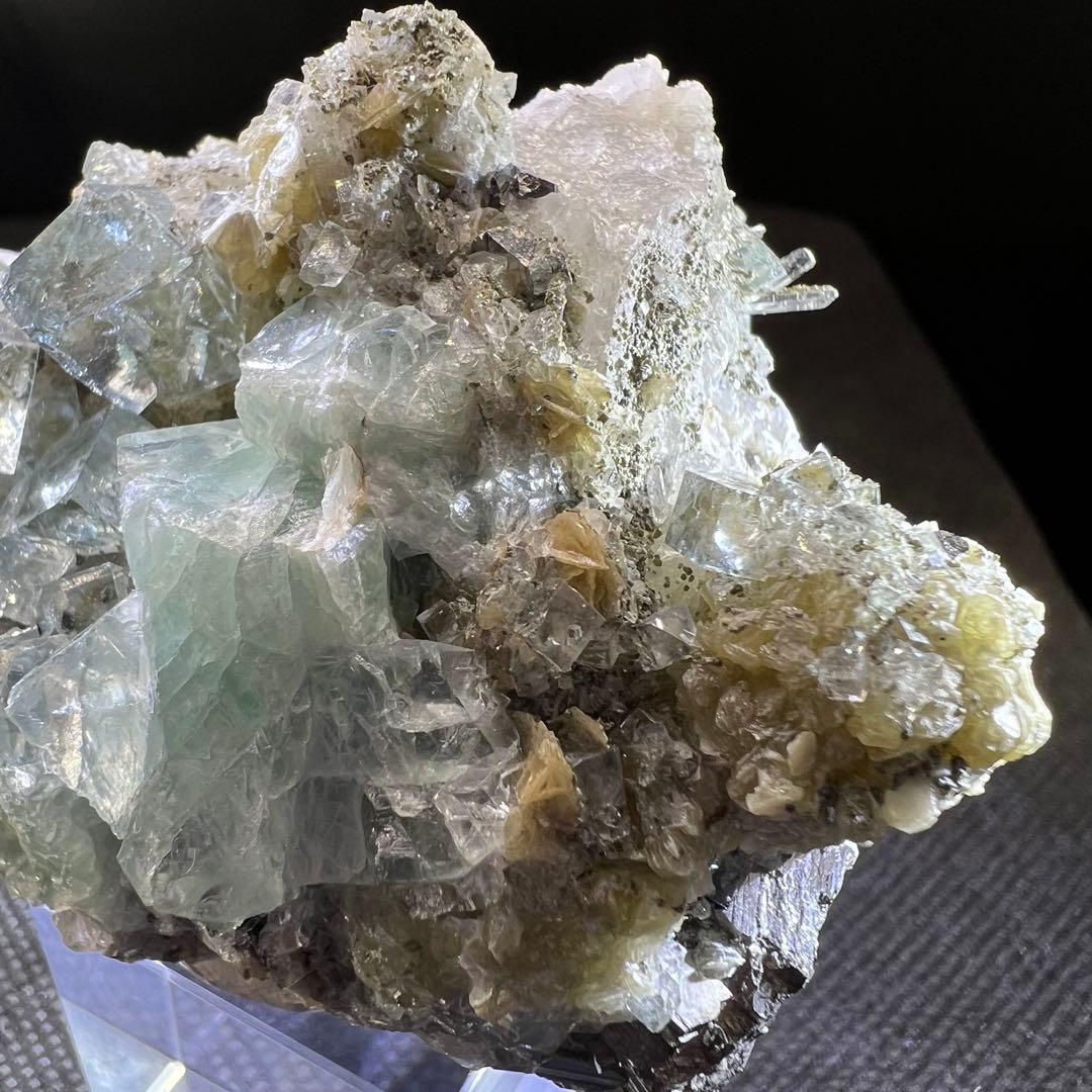 ヤオガンシャン産 「白緑色」「ミントグリーン」多数鉱物共生フローライト