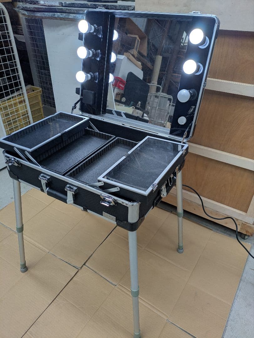 ジュラルミンケース　メイクボックス　LED照明女優ミラー付きメイクアップテーブル