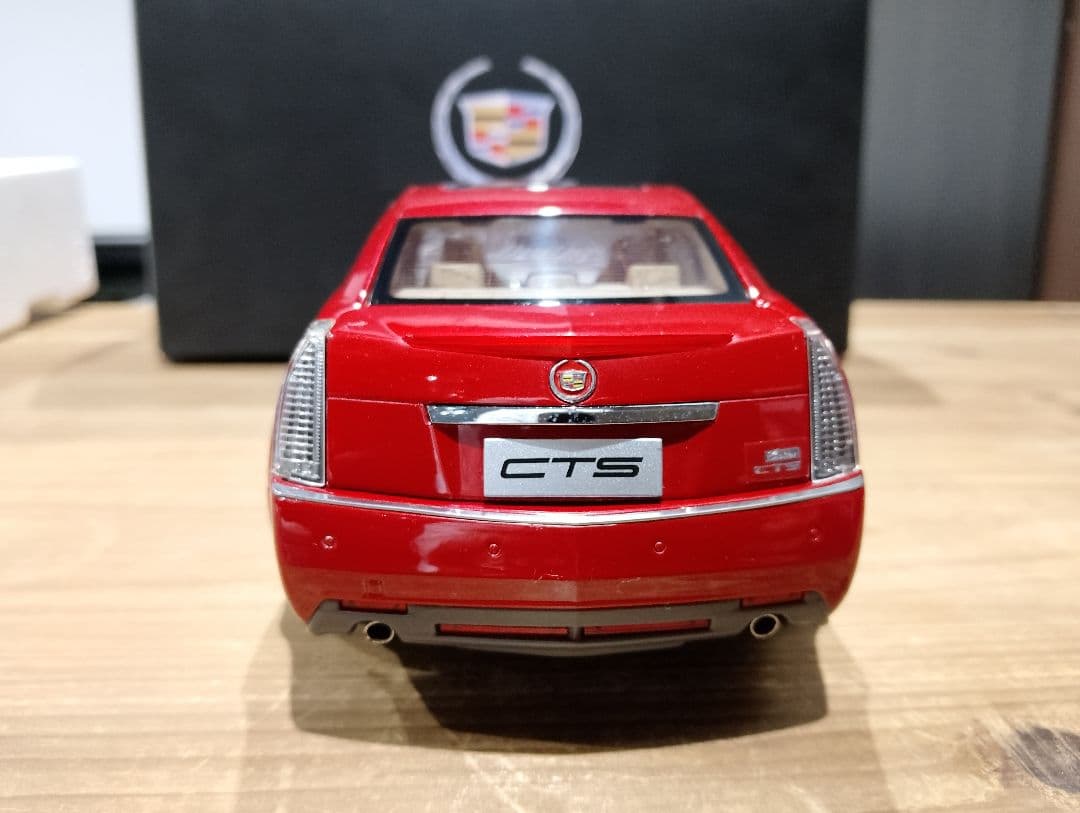 1/18 キャデラック　CTS　セダン　ディーラー品　ミニカー　レッド