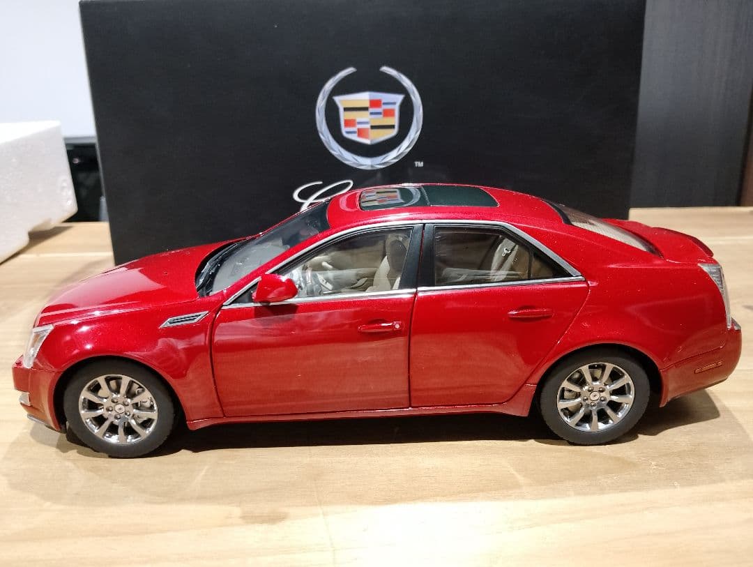 1/18 キャデラック　CTS　セダン　ディーラー品　ミニカー　レッド