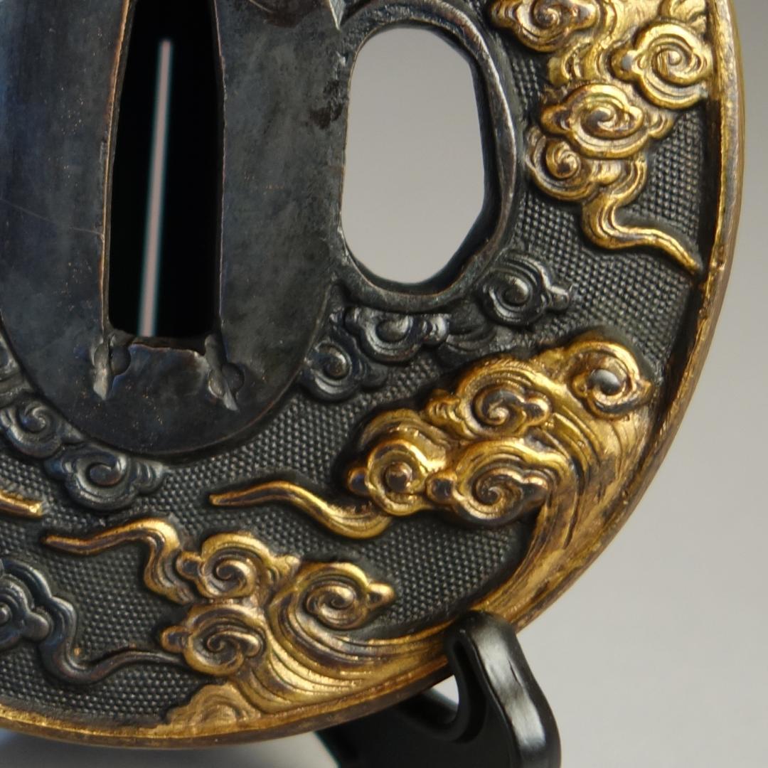 【 赤銅魚子地 高肉彫 鍍金 雲龍図鍔 】(鍔箱・布団付) 鍔 鐔 刀装具 武具