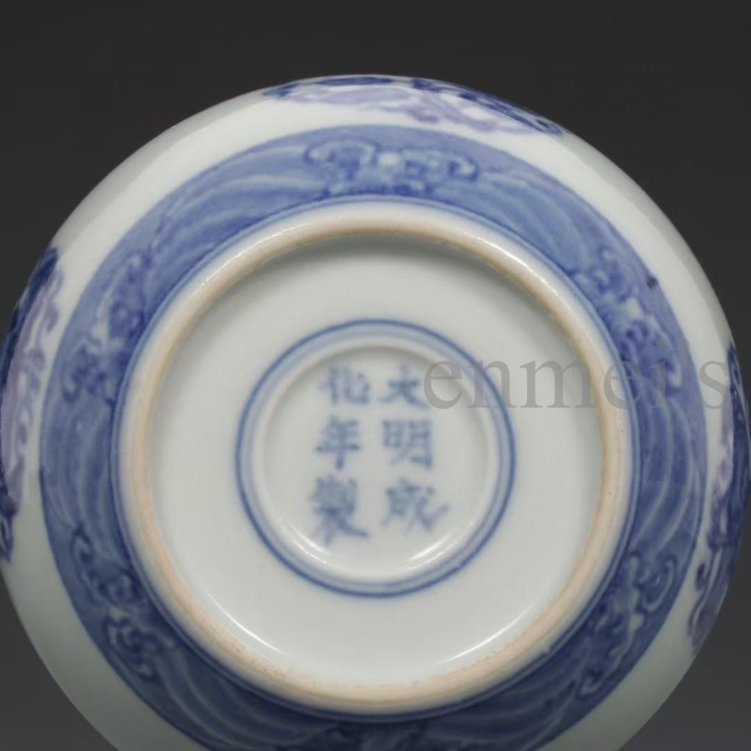 中国古美術・明成化年製款・青花磁団花紋蓋壺・木箱