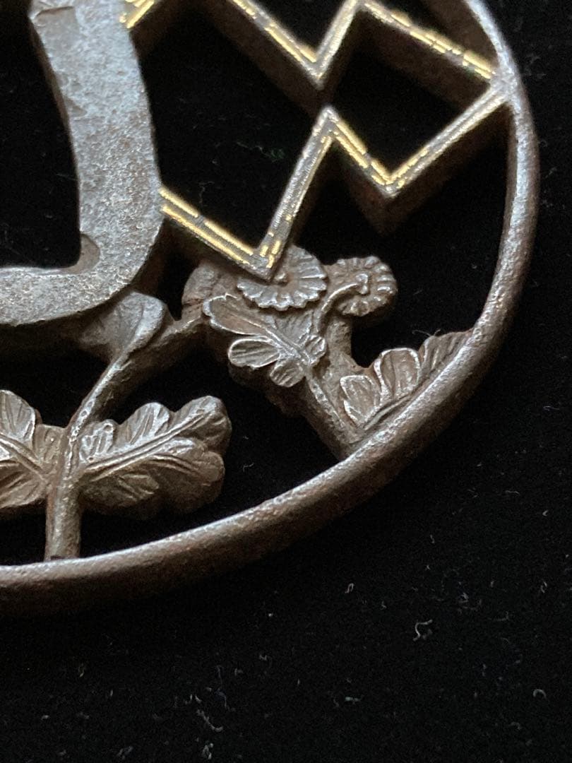 【特別保存刀装具】菊熨斗図透鐔 無銘京正阿弥　鉄地丸形透鍔