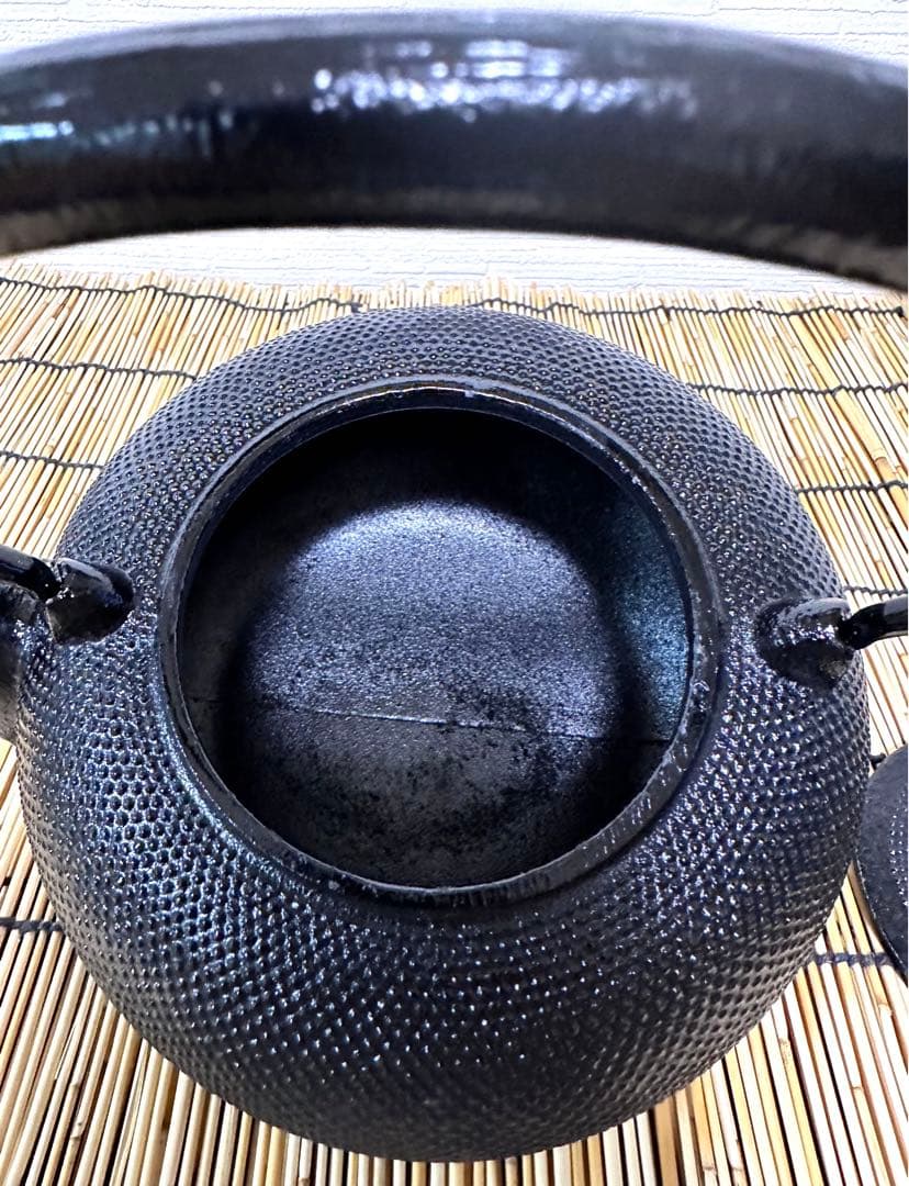 未使用品、供箱付 南部雲南堂鍋元造 15型丸平形アラレ 鉄瓶 南部鉄瓶