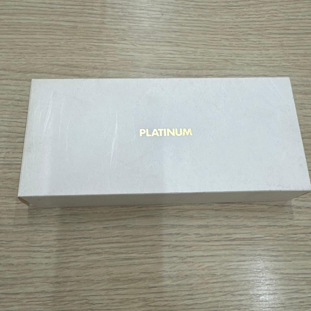 PLATINUM 万年筆 黒と金のストライプ