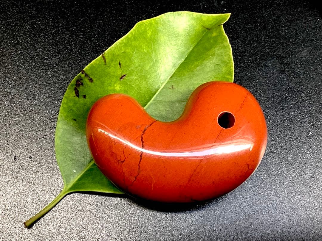 極上日本三大銘石‼️佐渡赤石勾玉 強力パワー黒線入り日本一美麗な赤