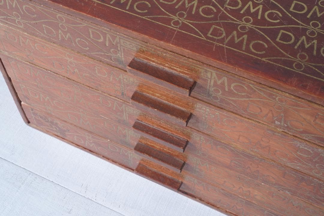 古い糸メーカーの引き出し② フランス・DMC スプールキャビネット