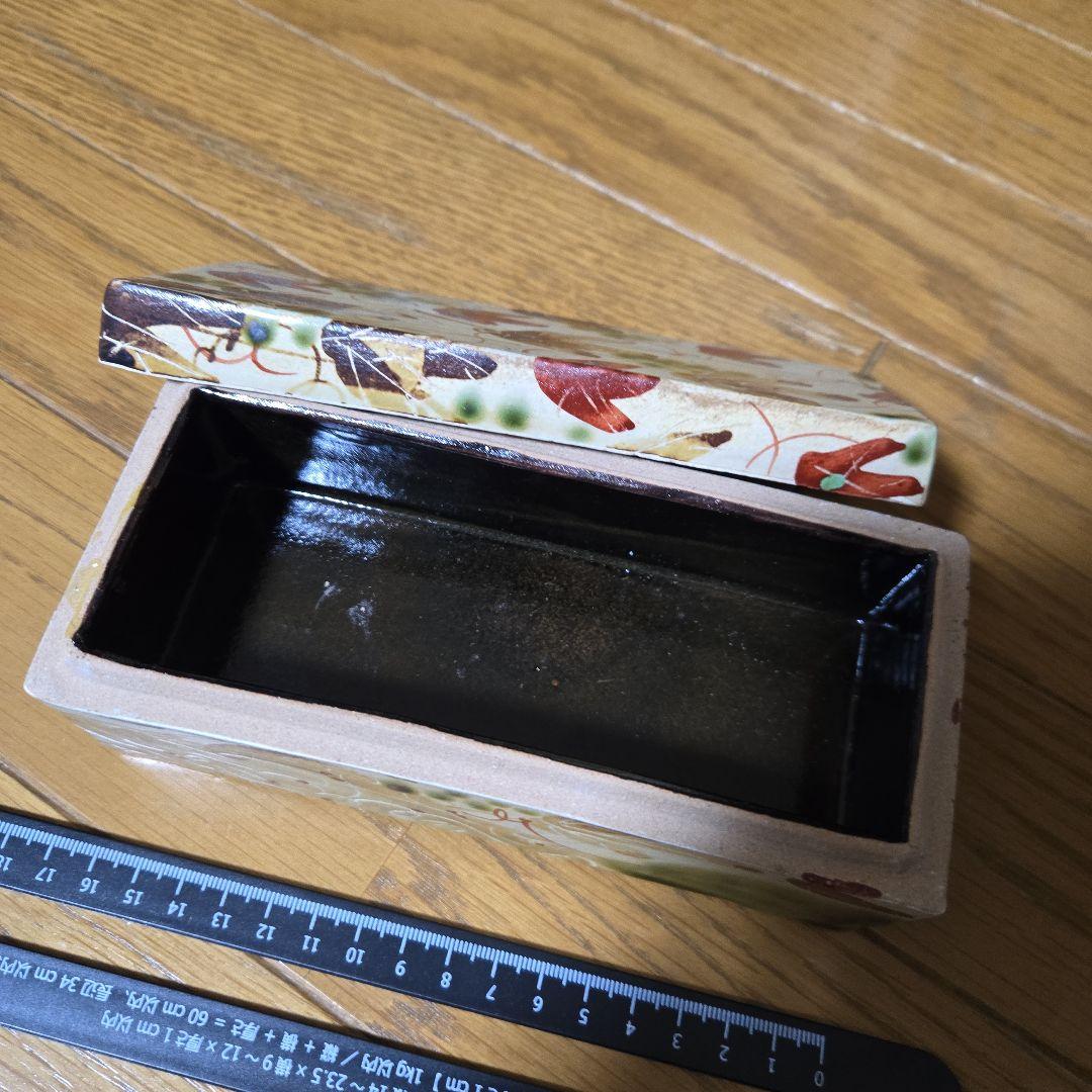 紅葉模様の陶器の箱 一部かけあり 紅葉模様の陶器の箱 一部かけあり