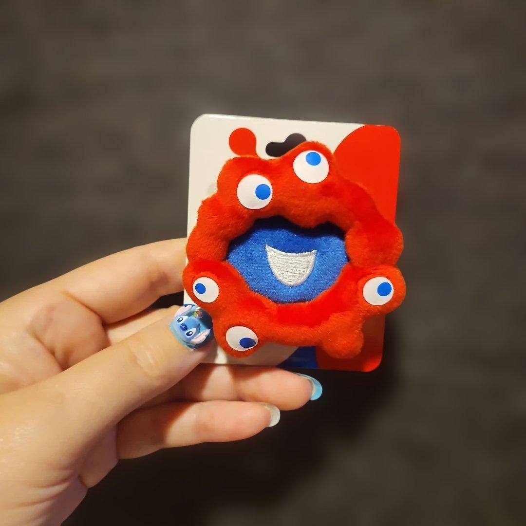 ミャクミャクぬいぐるみバッジ - メルカリ