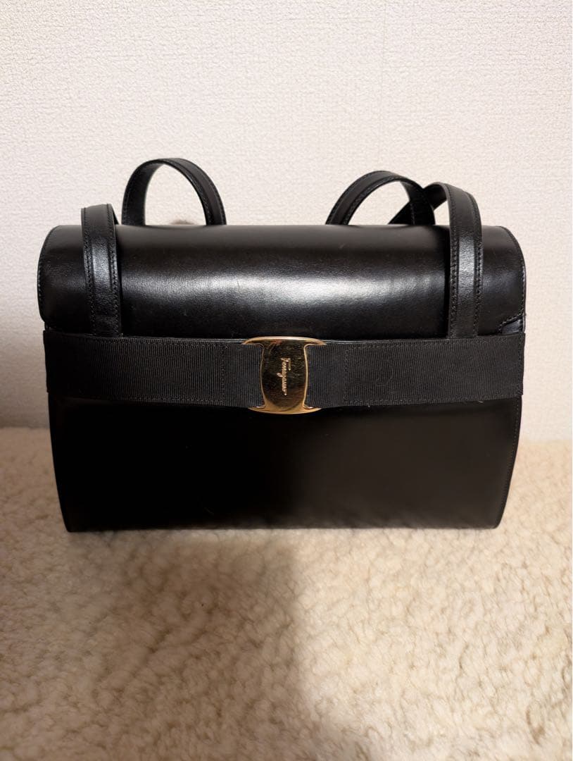 【最終値下】サルヴァトーレフェラガモ　ヴァラリボン　バッグ　レザー黒　フォーマル