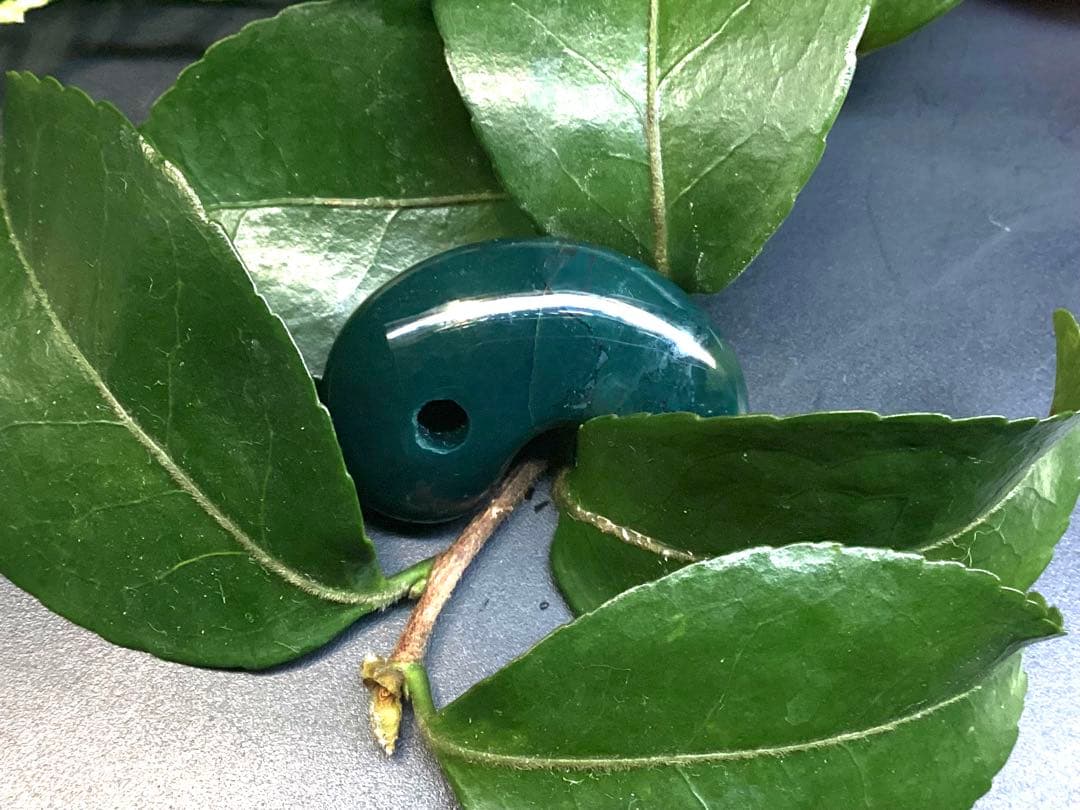 ✳稀な1個‼️濃厚結晶群の出雲石めのう【碧玉】勾玉 外部