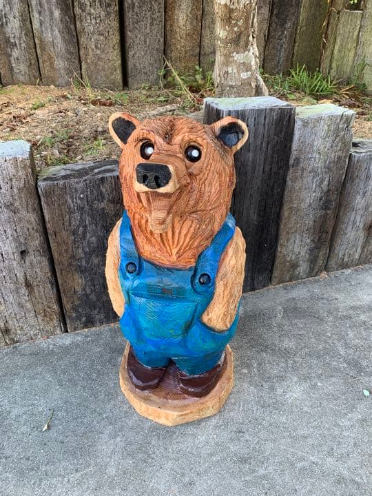 特集 | チェーンソー1本で木に命を…丸太削り出しアート作品に