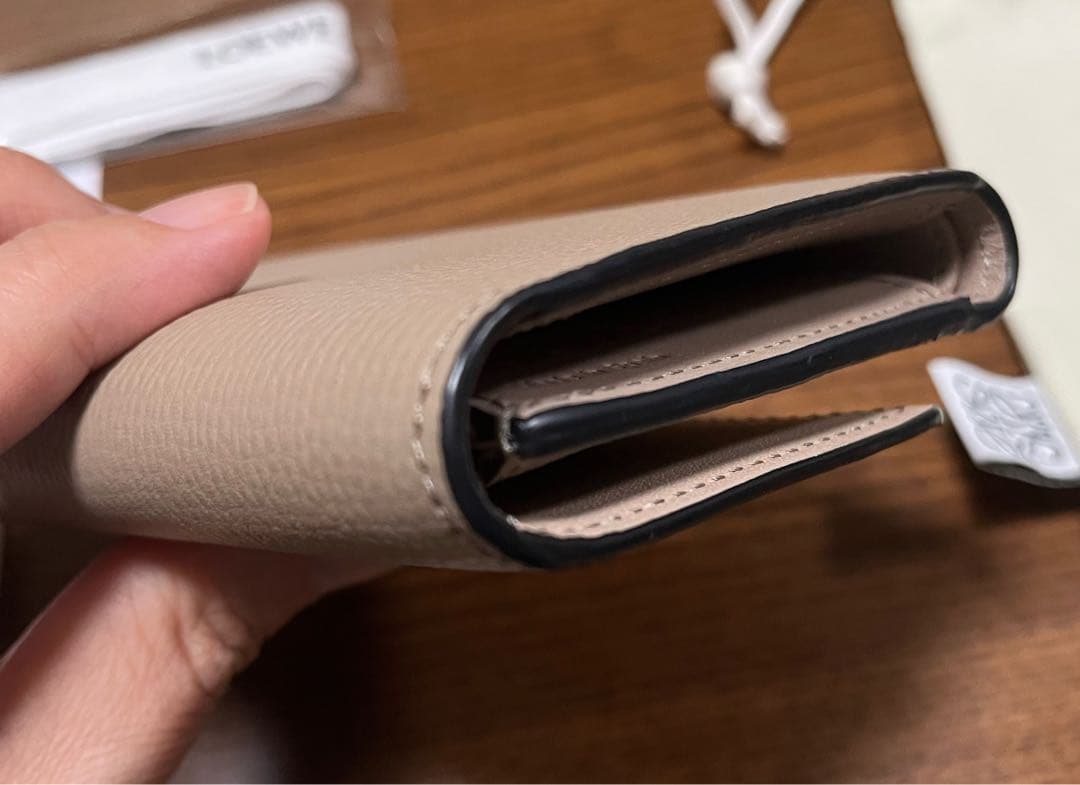 美品 ロエベLOEWEアナグラム バーティカルウォレット　サンド 三つ折り財布