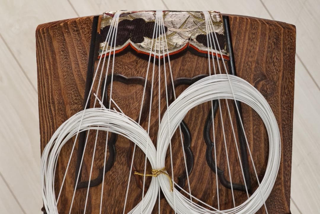 高級 琴 在銘 くり甲 13弦 綾杉彫り 玉縁包み柏葉 未到 十三弦 箏 和