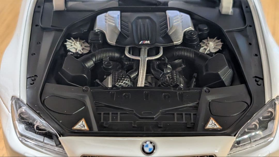 【美品】BMW M6 F13 ホワイト 1/18 モデルカー