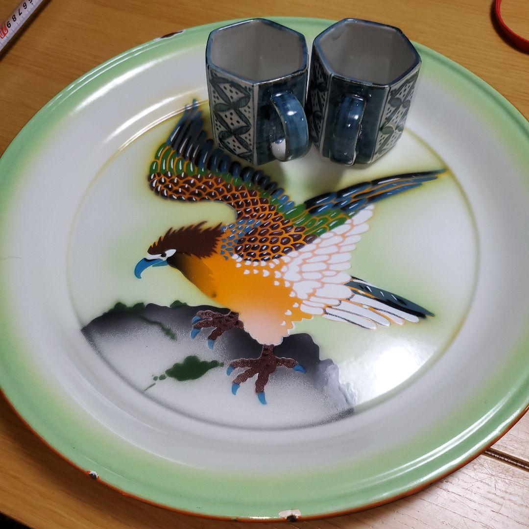 飛翔する鳥のホーロー皿