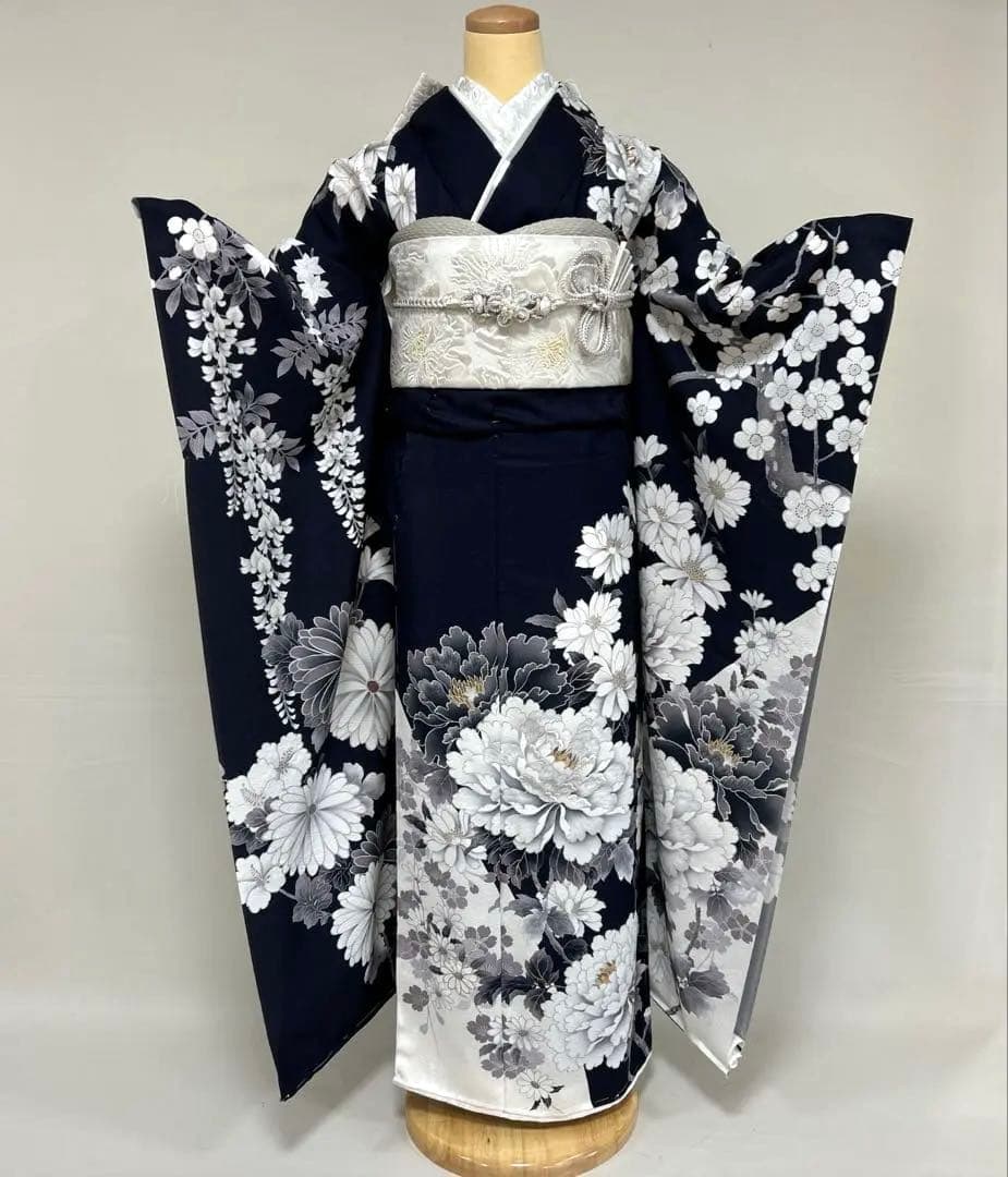 紺地に白の染め分け牡丹の振袖フルセット