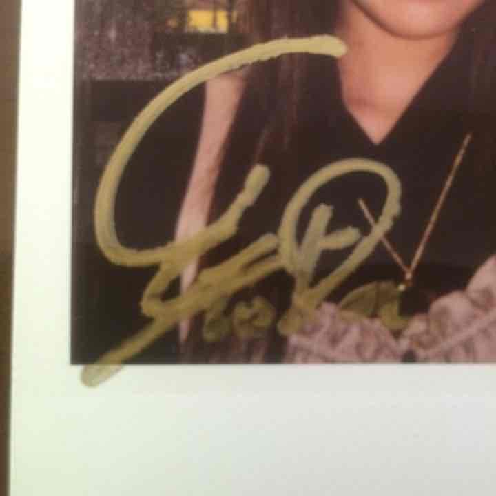 戸田恵梨香直筆サイン入り写真 - メルカリ