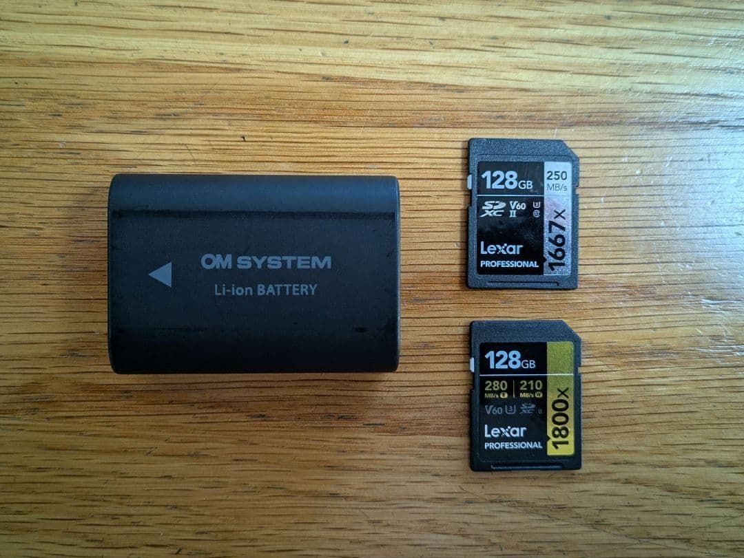 シャッター数5774回】OM SYSTEM OM-1 UHS-IIカード付き - メルカリ