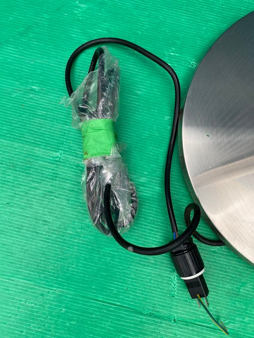 パラソルパティオヒーター(テーブル無タイプ)【UFO君】の電源は110V60HZ