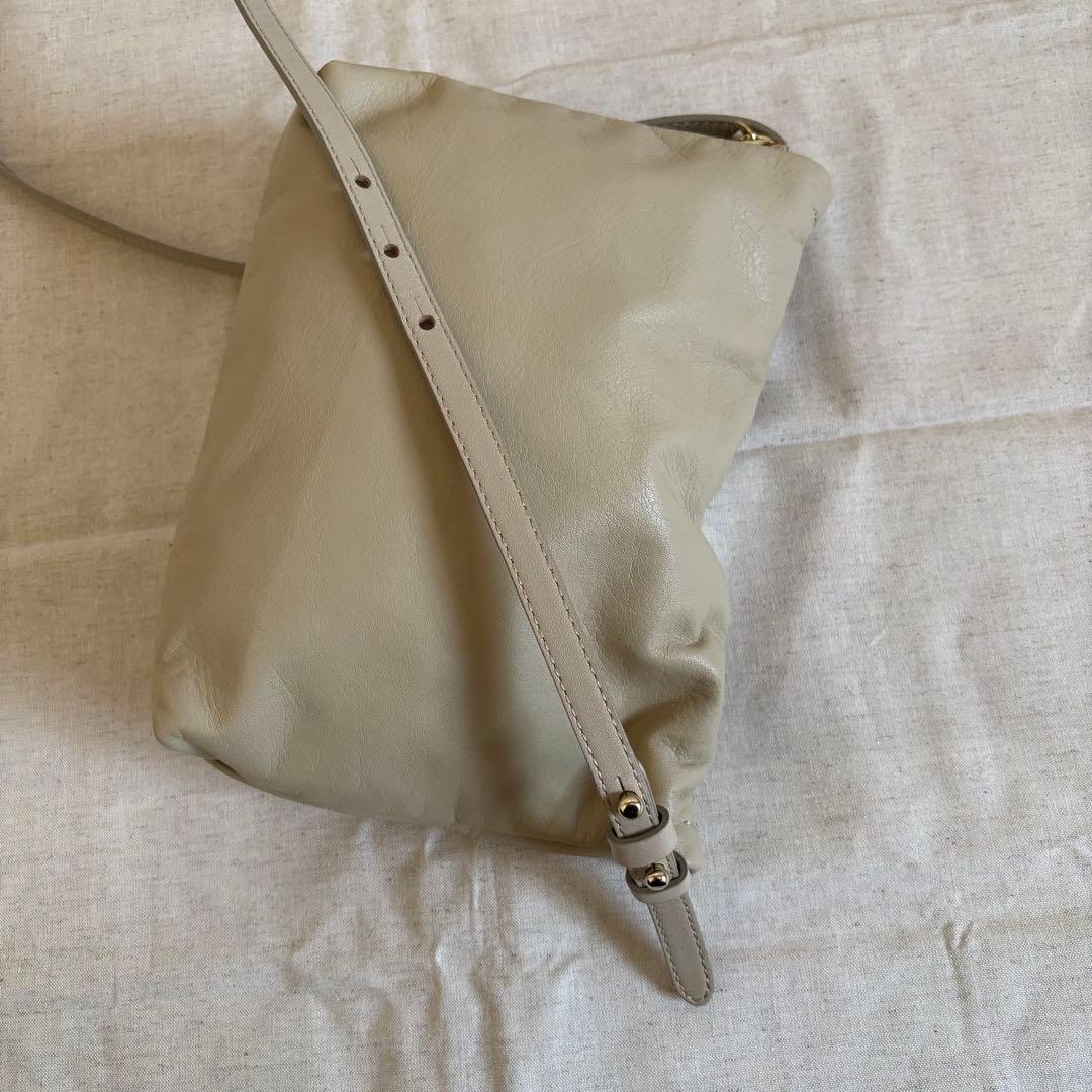 gemeil russet レザーミニショルダーバッグ ベージュ 斜め掛けバッグ