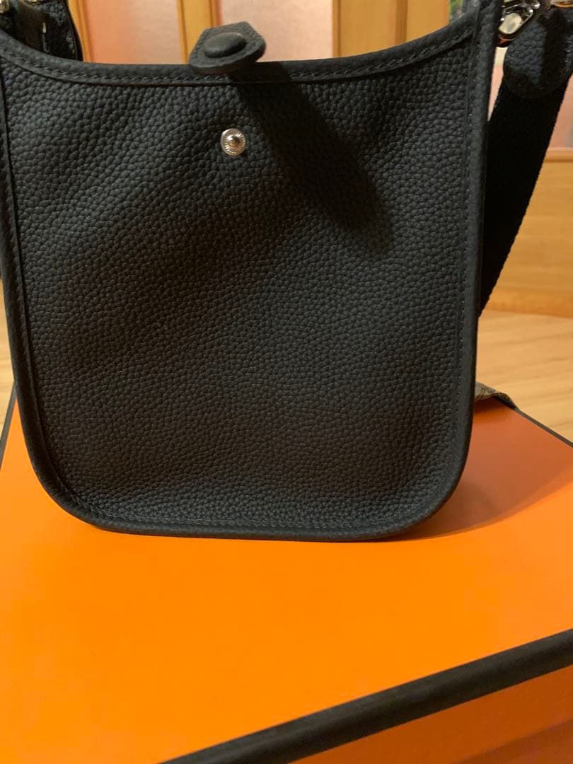 Hパンチング ショルダーバッグ Hロゴ ストラップ 高級革 ブラック