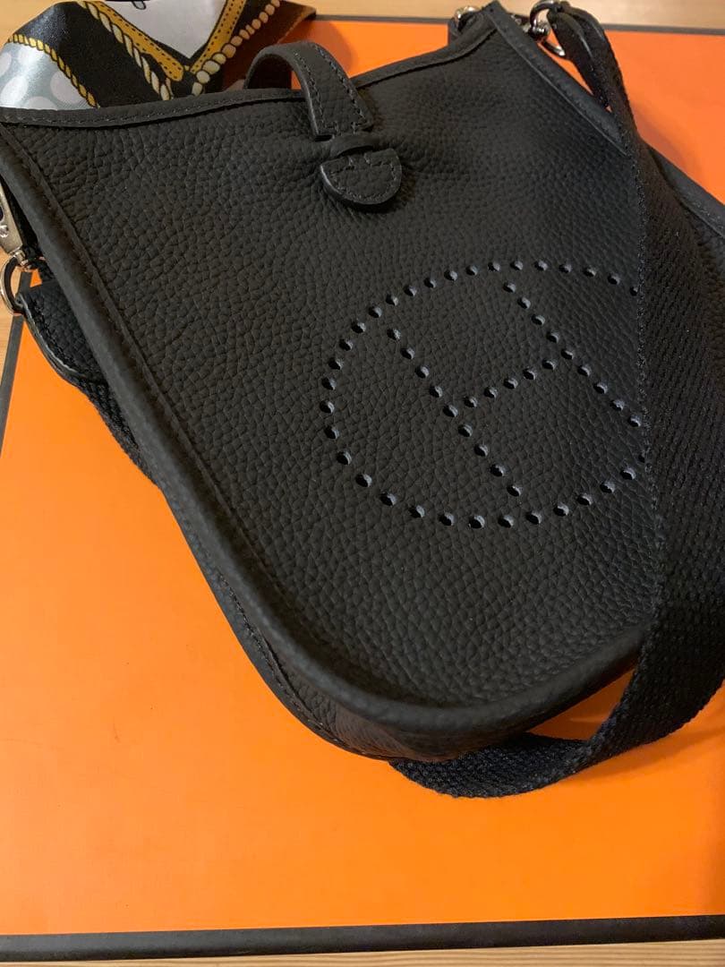 Hパンチング ショルダーバッグ Hロゴ ストラップ 高級革 ブラック