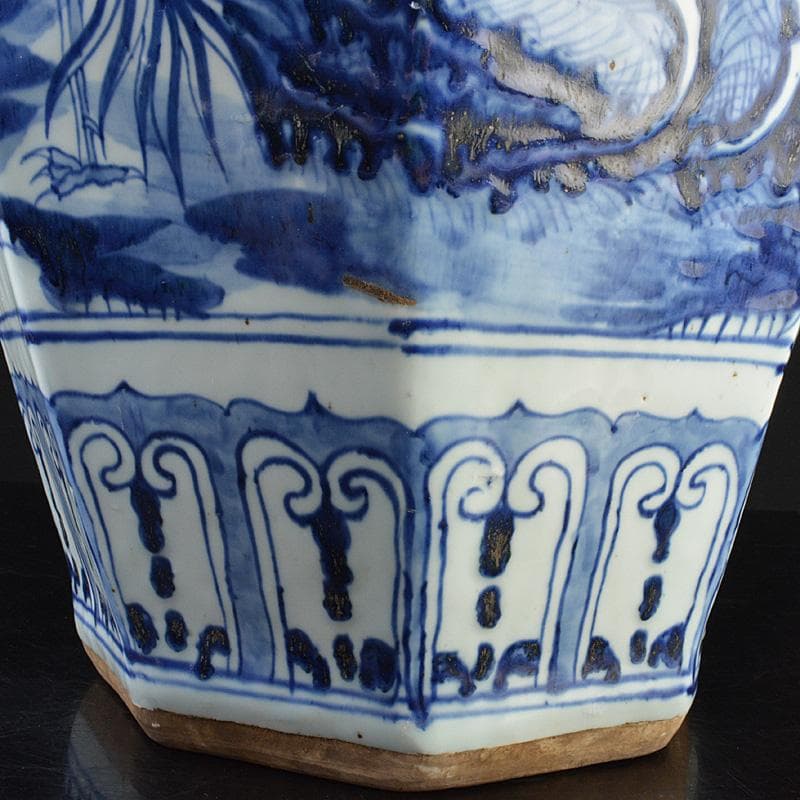 中国 景徳鎮製款 青花 神獣花文 八角面取瓶 高さ約48cm V R7338F