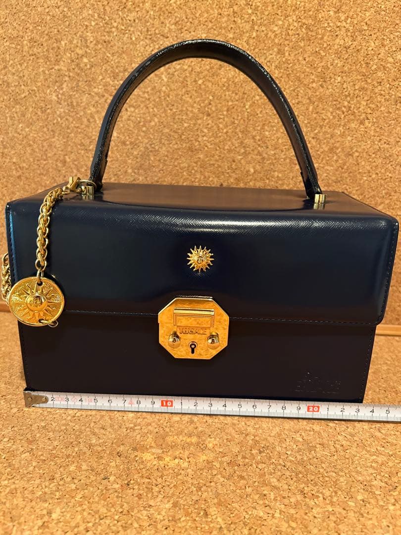 美品ヴェルサーチハンドバッグバニティバッグ　青　チャームつき