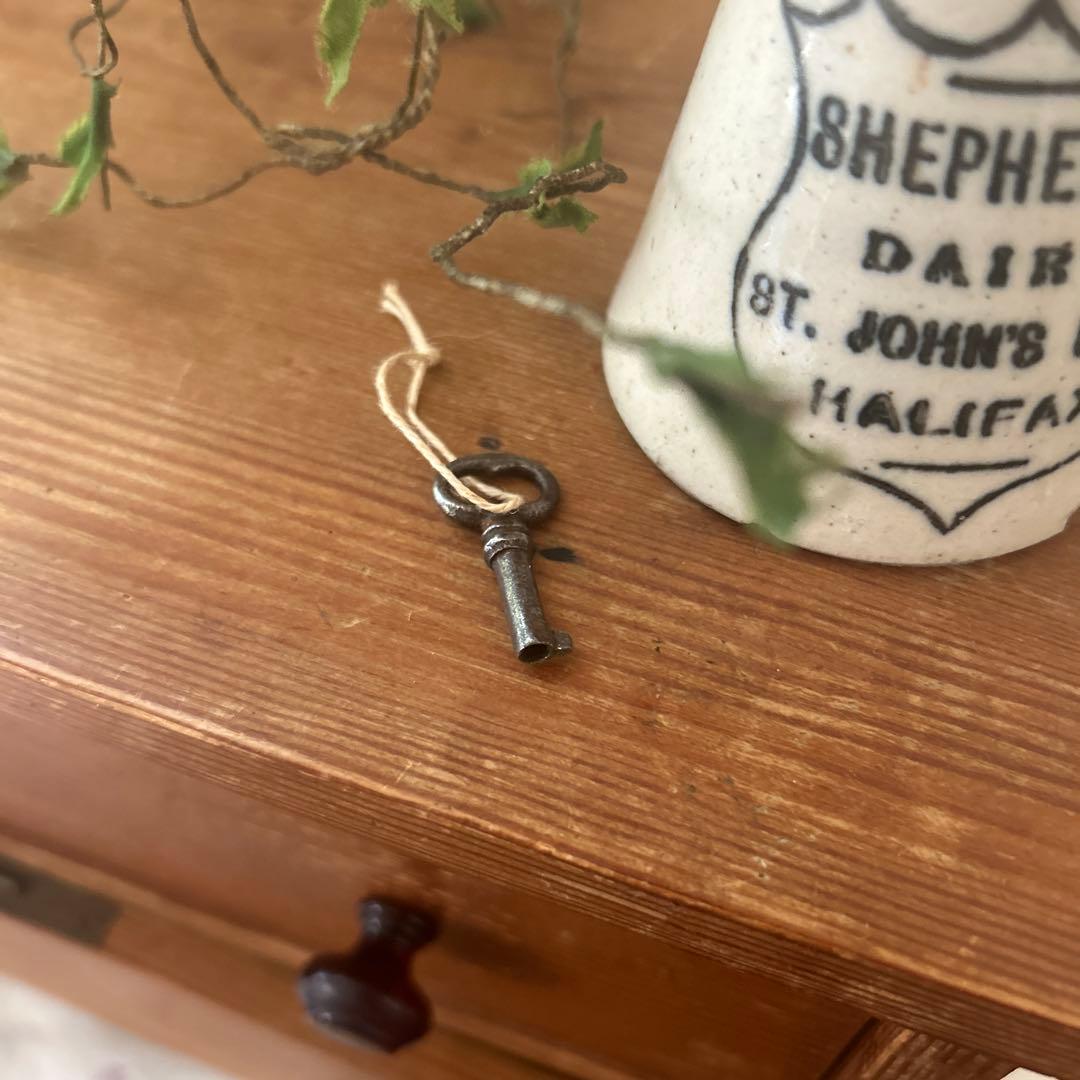 イギリスアンティーク オールドパイン 鍵付きスモールチェスト - メルカリ