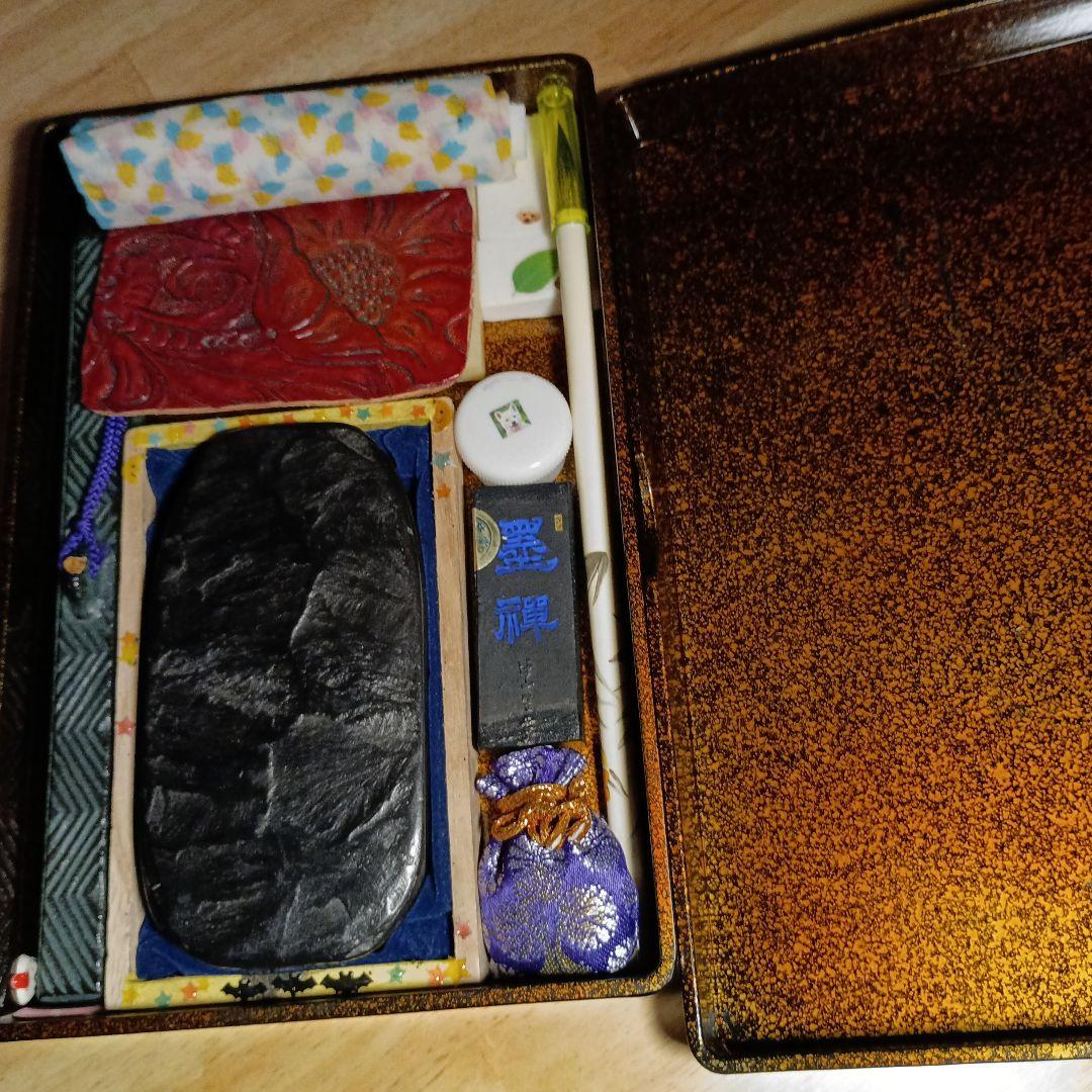 書道セット・雨畑硯(蓋付き)、南部鉄の水差し、筆、墨、文鎮入りです。
