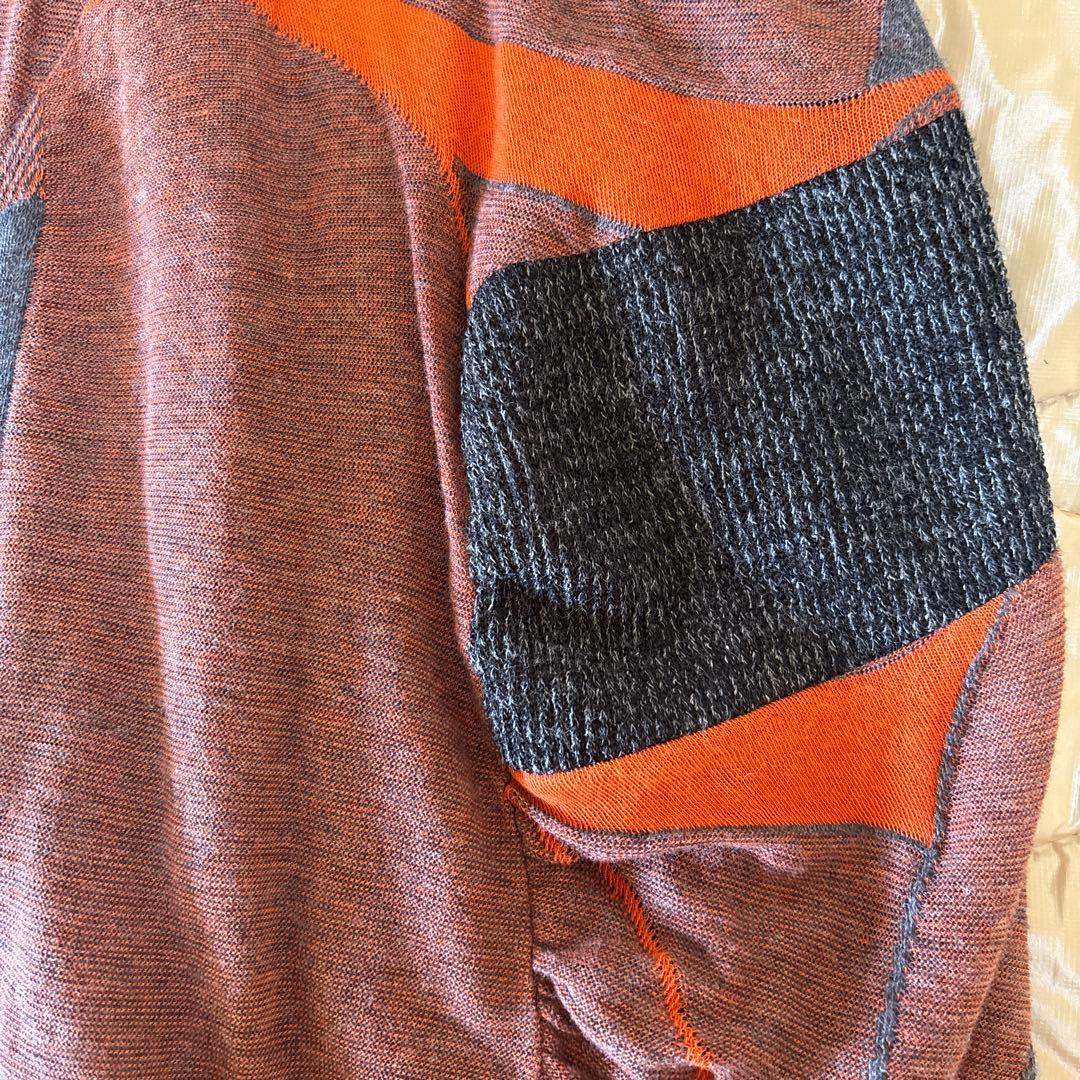 【新品未使用】✨エイココンドウ✨黒とグレーの混合地にオレンジ柄の膝丈スカート❣️
